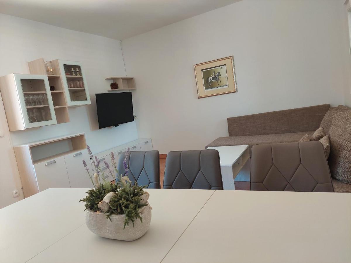 Apartments Dora, With A Beautiful View Of The Bay, Near The Sea And Center Vrboska Bagian luar foto