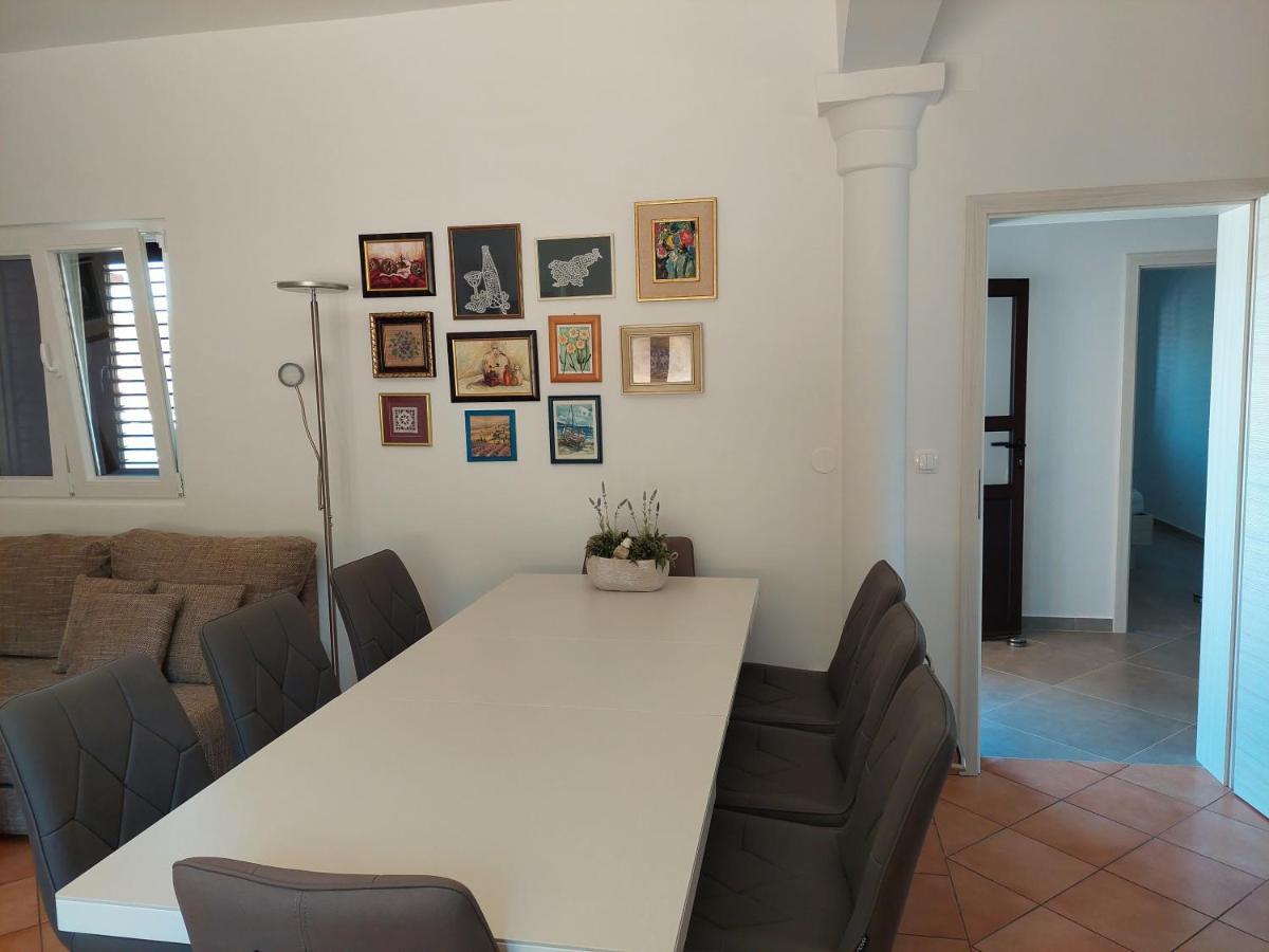 Apartments Dora, With A Beautiful View Of The Bay, Near The Sea And Center Vrboska Bagian luar foto