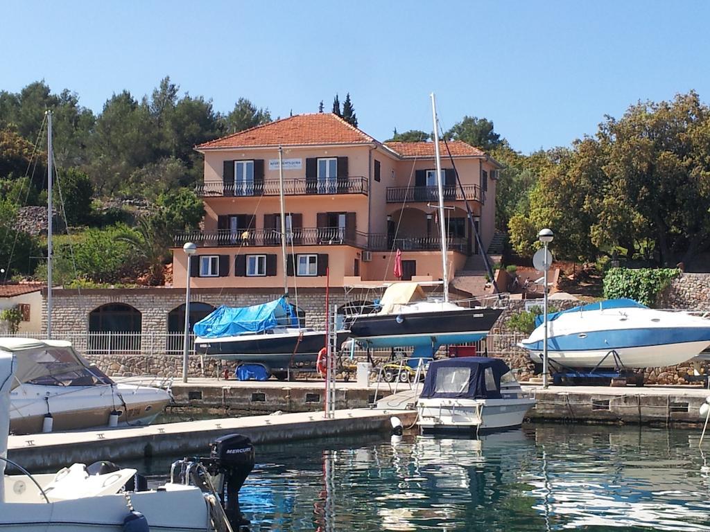 Apartments Dora, With A Beautiful View Of The Bay, Near The Sea And Center Vrboska Ruang foto