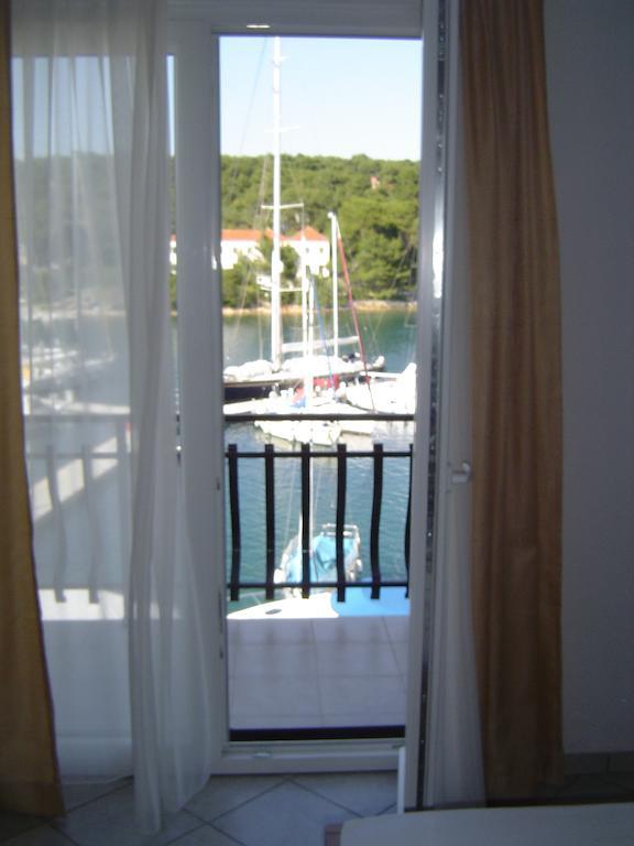 Apartments Dora, With A Beautiful View Of The Bay, Near The Sea And Center Vrboska Ruang foto