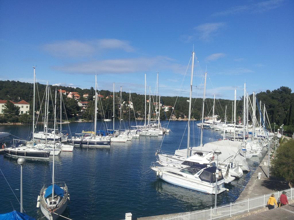 Apartments Dora, With A Beautiful View Of The Bay, Near The Sea And Center Vrboska Ruang foto