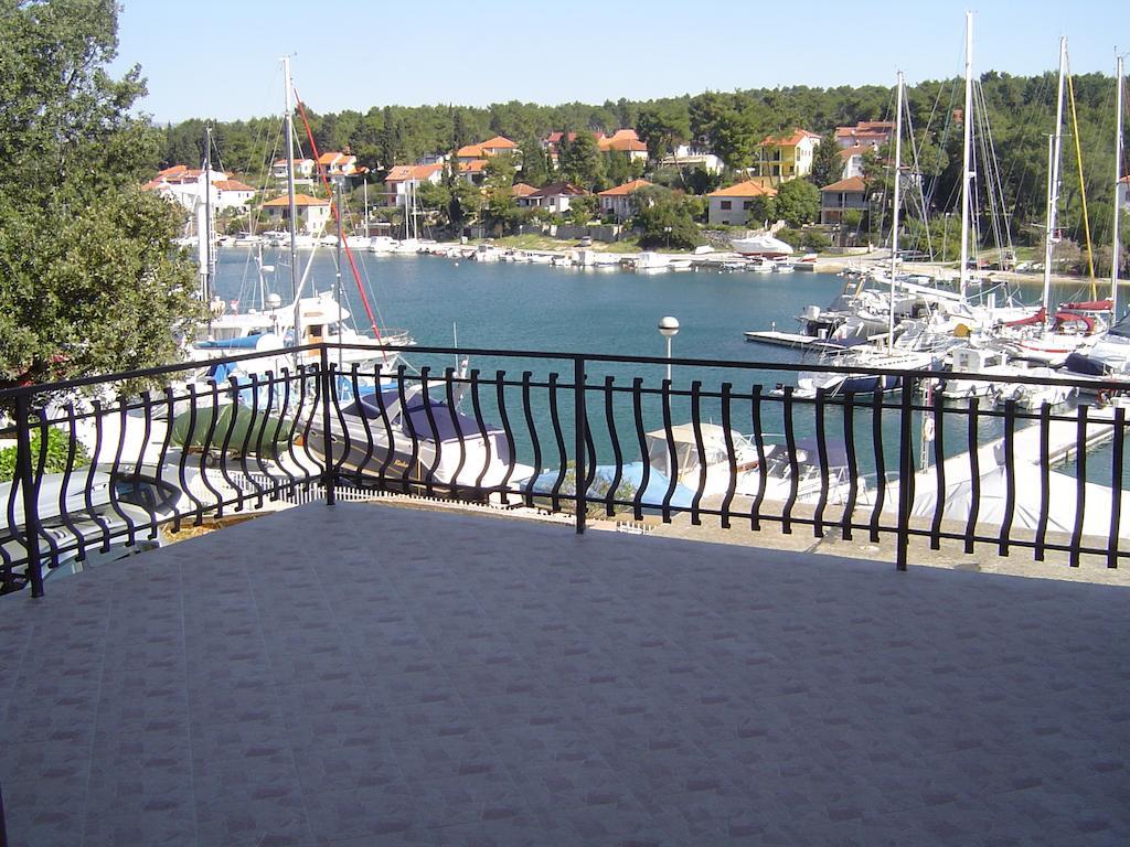 Apartments Dora, With A Beautiful View Of The Bay, Near The Sea And Center Vrboska Bagian luar foto